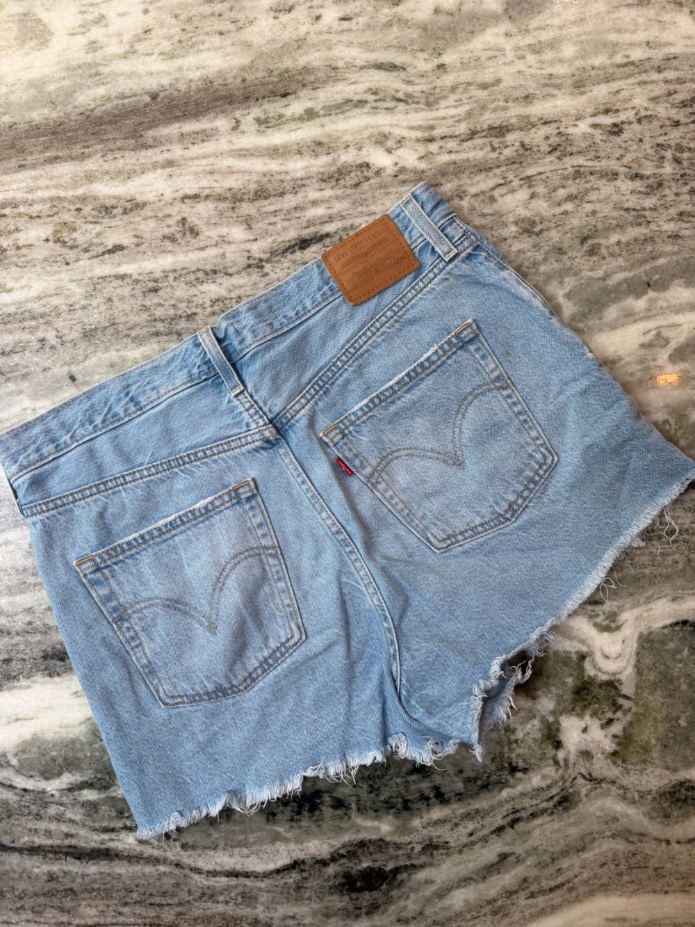 Levi's Ribcage Shorts Light Wash Denim Cutoff Shorts
Size 31 - Picture 6 of 7